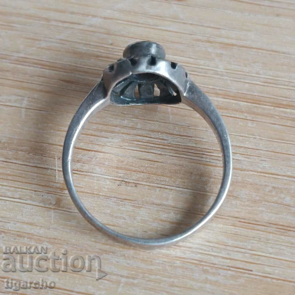 Auction Old lady's silver ring Auction Old lady's silver ring