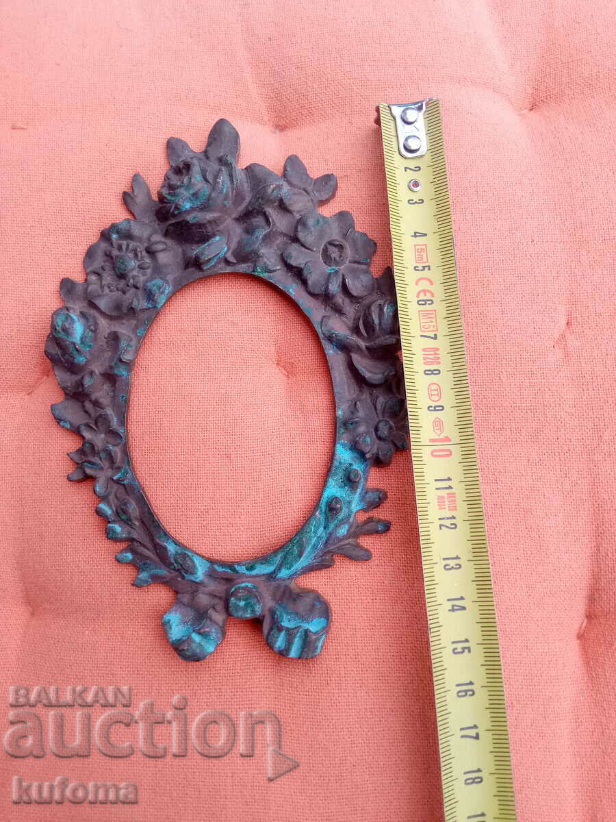 Rama din bronz pentru fotografie sau ornament cu preț 24.99 BGN | € 12.78 Rama din bronz pentru fotografie sau ornament cu preț 24.99 BGN | € 12.78