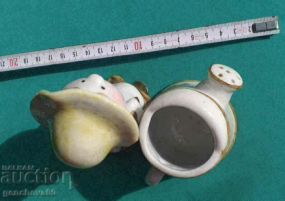 Livrarea PORCELAN Figurina unei fete cu o udatoara