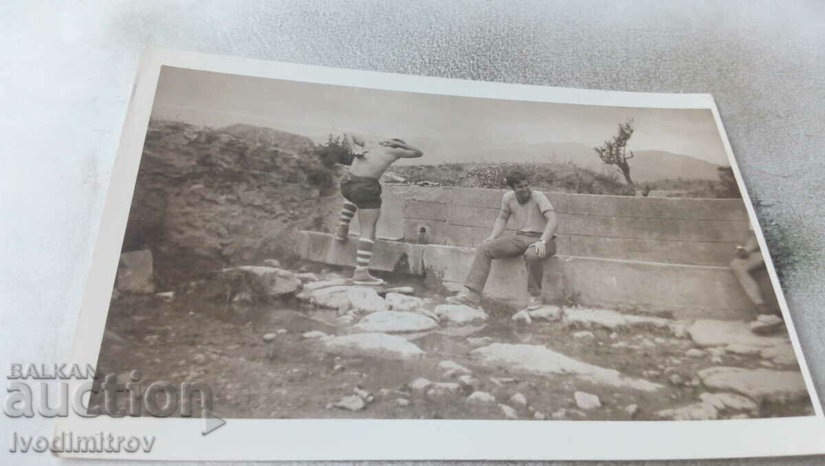 Снимка Двама мъже на чешма до град Калофер