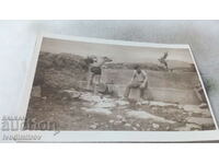 Fotografie Doi bărbați la o fântână lângă orașul Kalofer