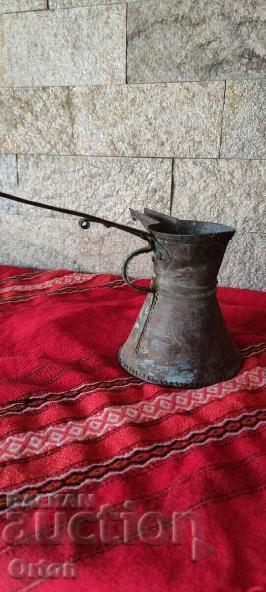 Голямо османско старо ковано медно джезве с цена 99.00 лв. | € 50.62 Голямо османско старо ковано медно джезве с цена 99.00 лв. | € 50.62
