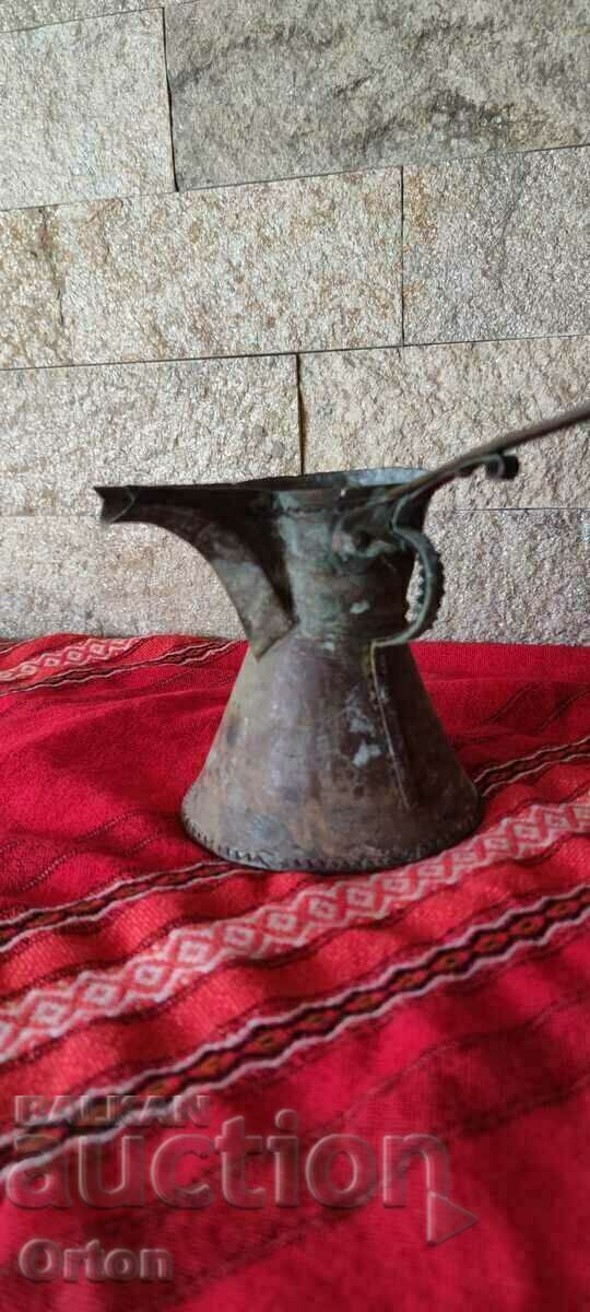 Аукцион Голямо османско старо ковано медно джезве Аукцион Голямо османско старо ковано медно джезве