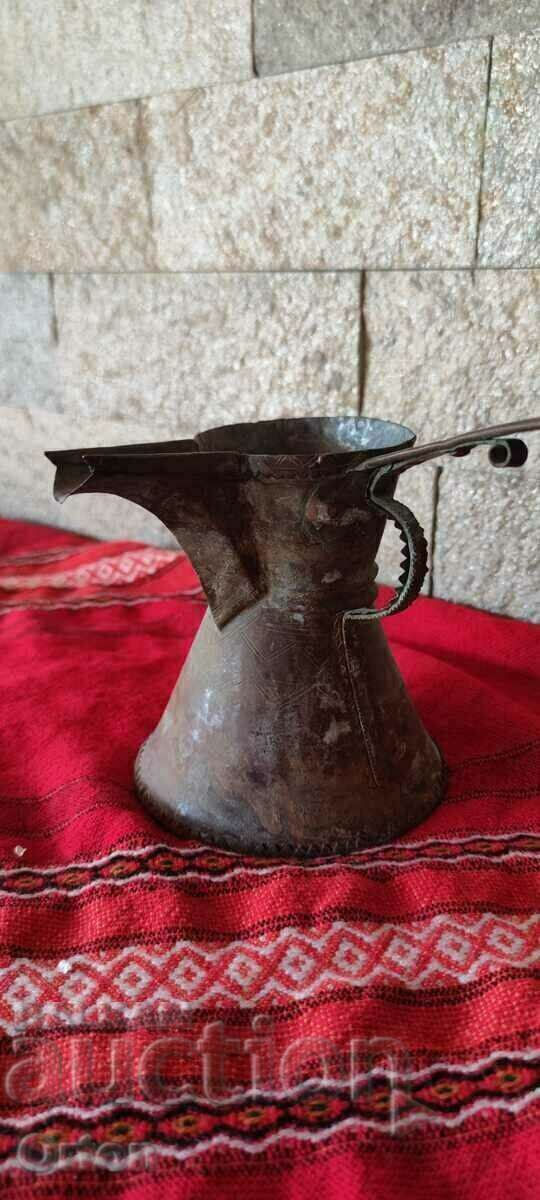 Голямо османско старо ковано медно джезве Голямо османско старо ковано медно джезве