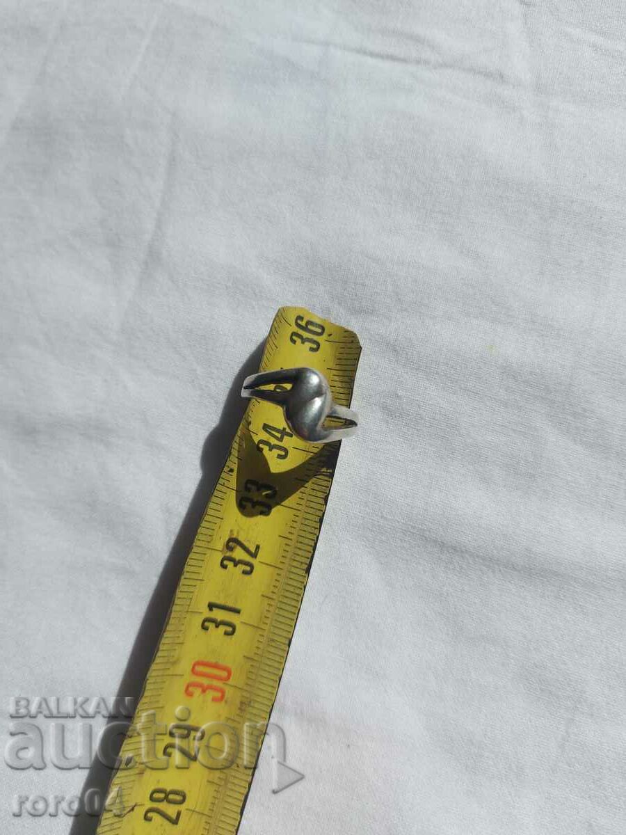 Inel argint cu preț 11.11 BGN | € 5.68 Inel argint cu preț 11.11 BGN | € 5.68