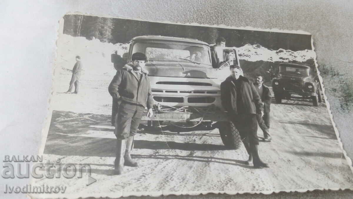 Снимка Дървосекачи и два камиона ЗиЛ в КОМИ АССР