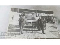 Fotografie Legături de lemne și două camioane ZIL în KOMI ASSR