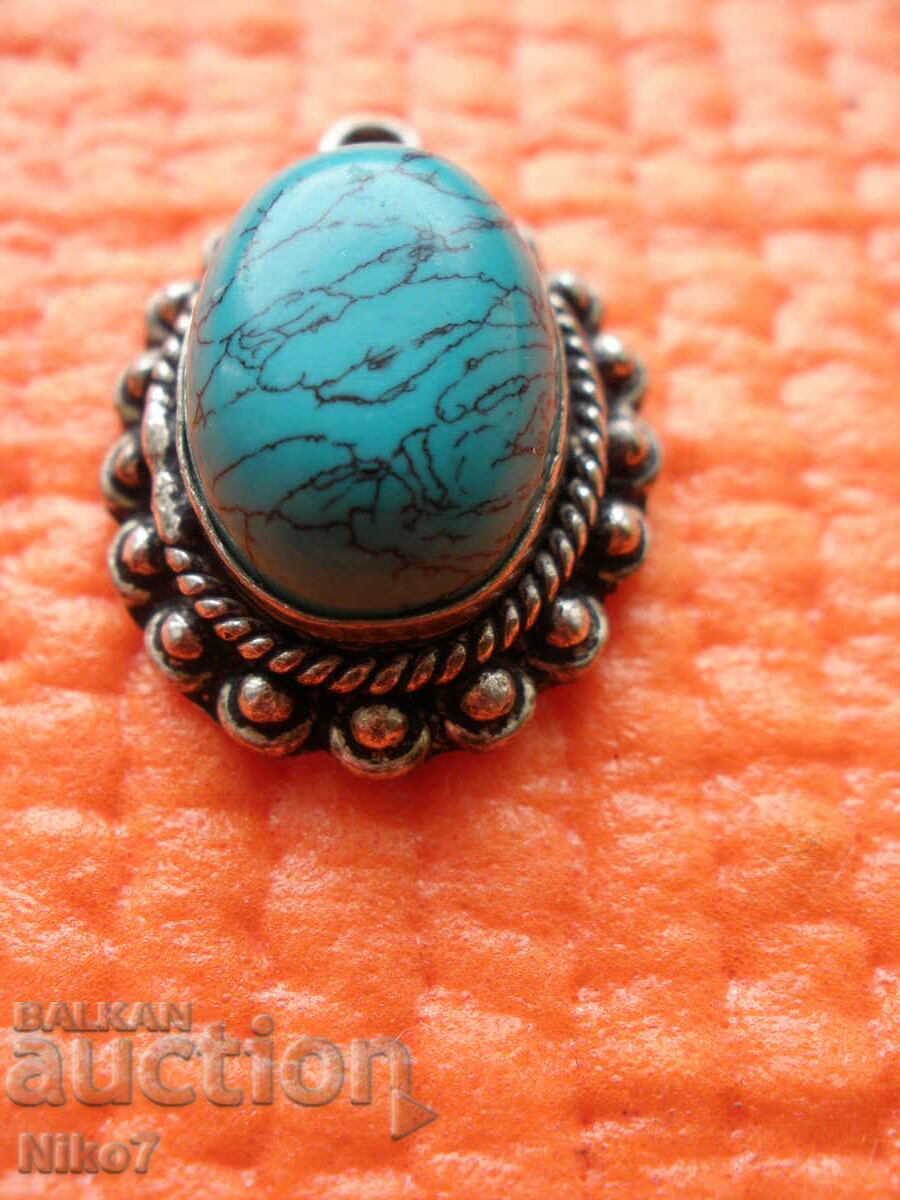 Licitație Pandantiv din argint, vechi cu o piatră. Licitație Pandantiv din argint, vechi cu o piatră.