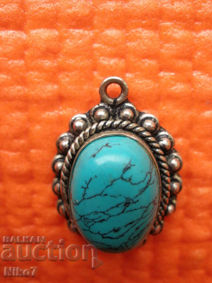 Livrarea Pandantiv din argint, vechi cu o piatră. Livrarea Pandantiv din argint, vechi cu o piatră.