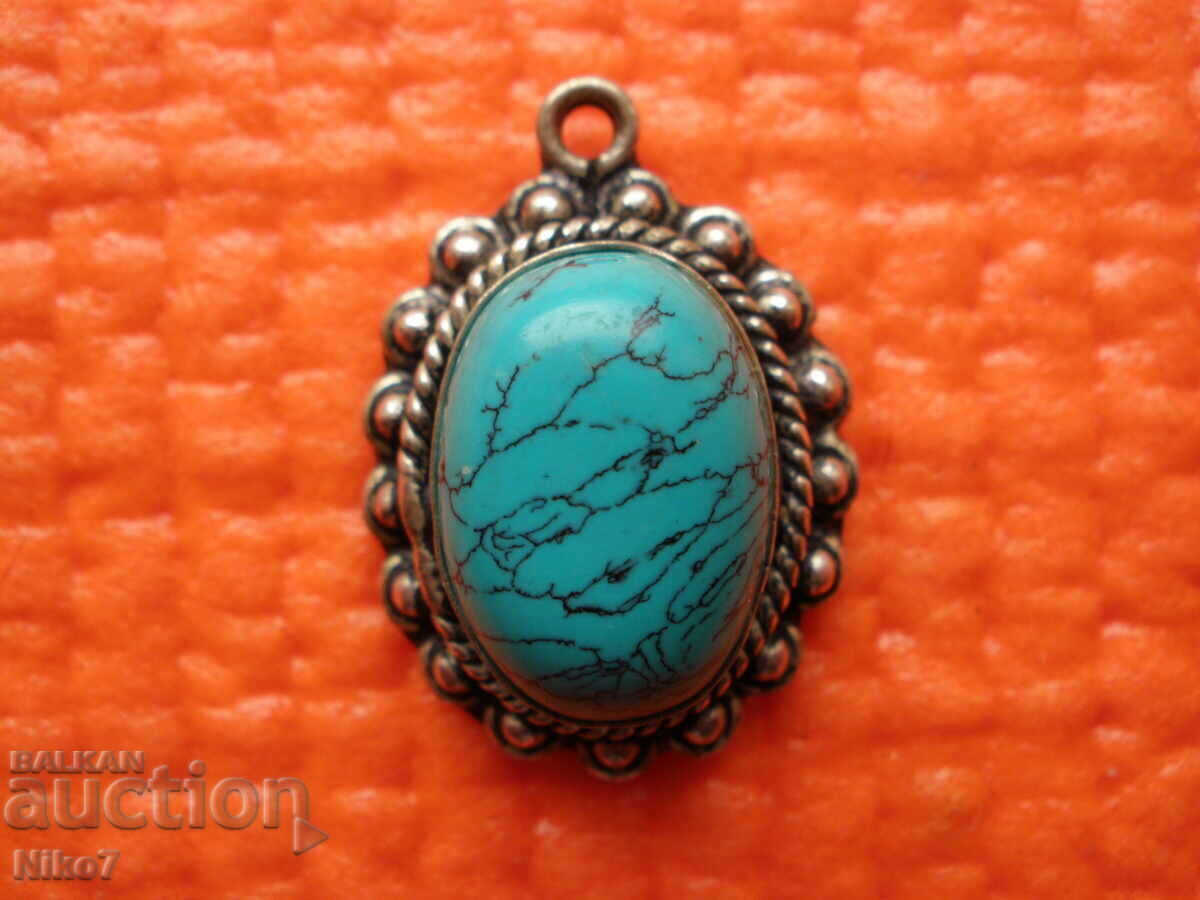 Ασημένιο, παλιό μενταγιόν με πέτρα.