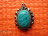 Ασημένιο, παλιό μενταγιόν με πέτρα.