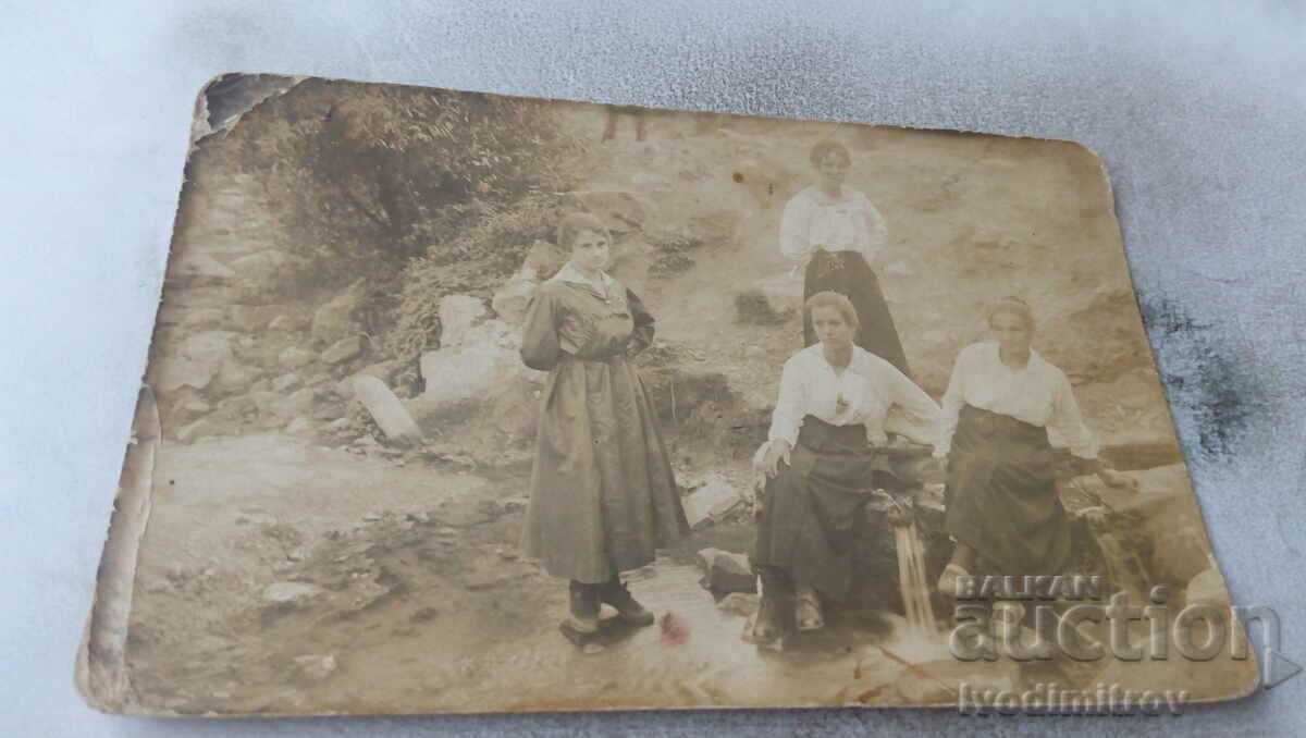 Fotografie Patru fete tinere la o fântână