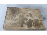 Φωτογραφία Τέσσερα νεαρά κορίτσια σε ένα σιντριβάνι