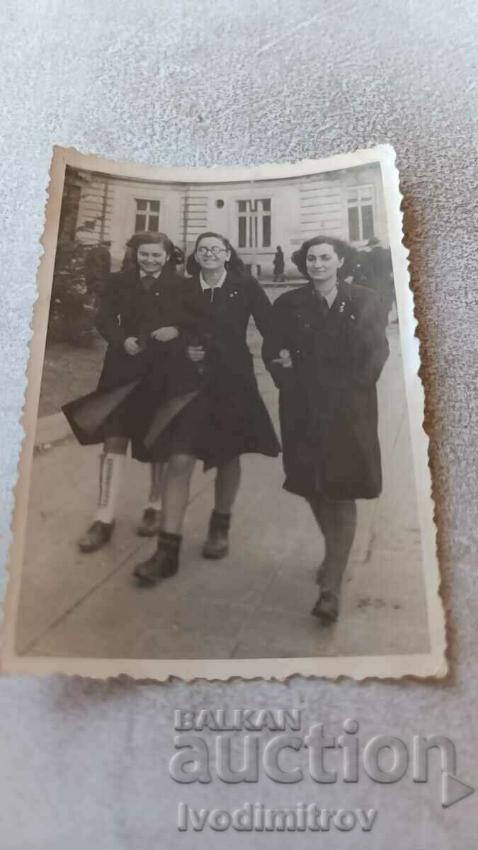 Photo Ruse Three young girls on a walk