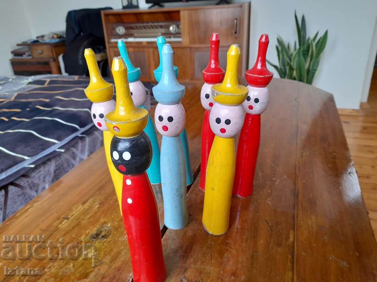 Auction Old wooden figurines, skittles Auction Old wooden figurines, skittles