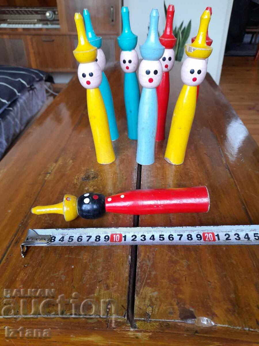 Delivery of Old wooden figurines, skittles Delivery of Old wooden figurines, skittles