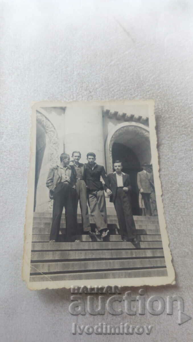 Photo Four youths on the stairs 1942