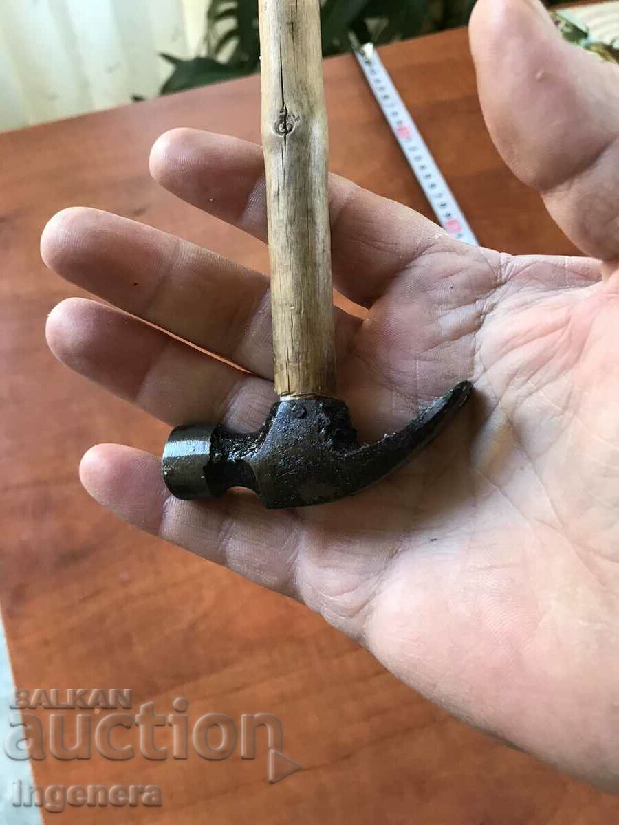 Delivery of HAMMER HAMMER OLD SMALL TOOL Delivery of HAMMER HAMMER OLD SMALL TOOL