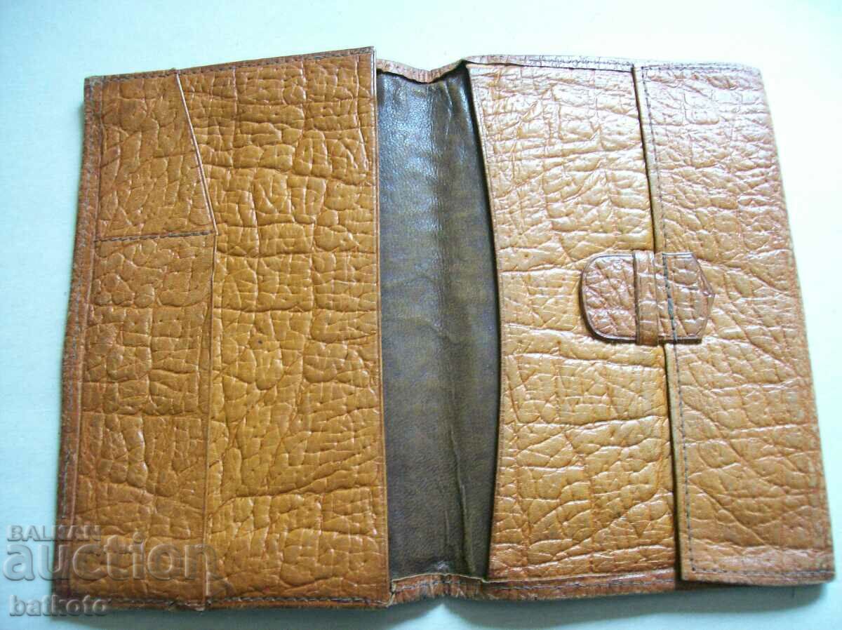 An old leather purse with price 2.50 BGN | € 1.28 An old leather purse with price 2.50 BGN | € 1.28