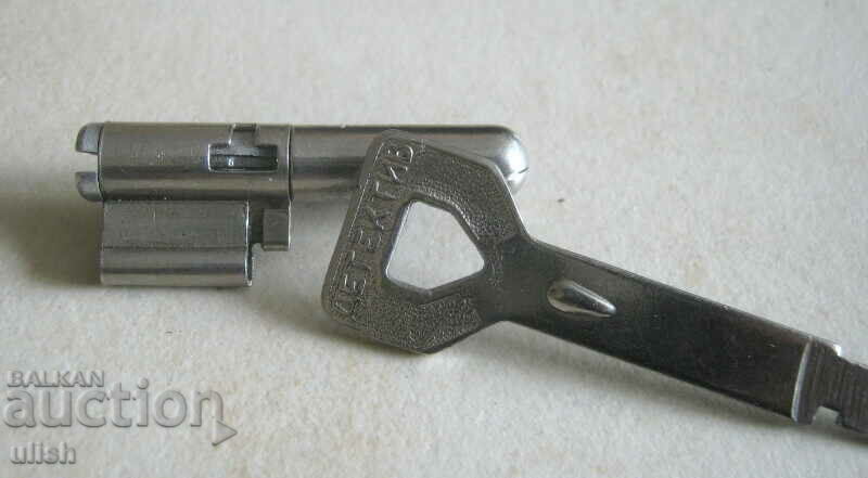 Delivery of Old set key lock secret spretz Detective Delivery of Old set key lock secret spretz Detective