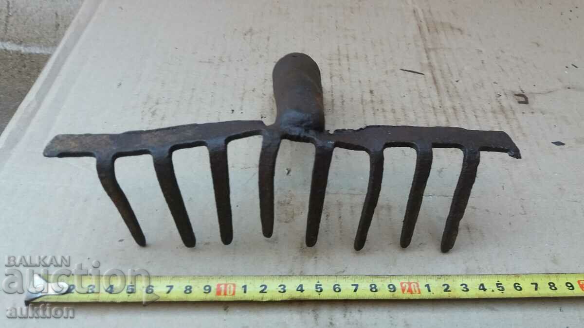 OLD RIVETED SMALL RAKE - BLADE with price 3.99 BGN | € 2.04 OLD RIVETED SMALL RAKE - BLADE with price 3.99 BGN | € 2.04
