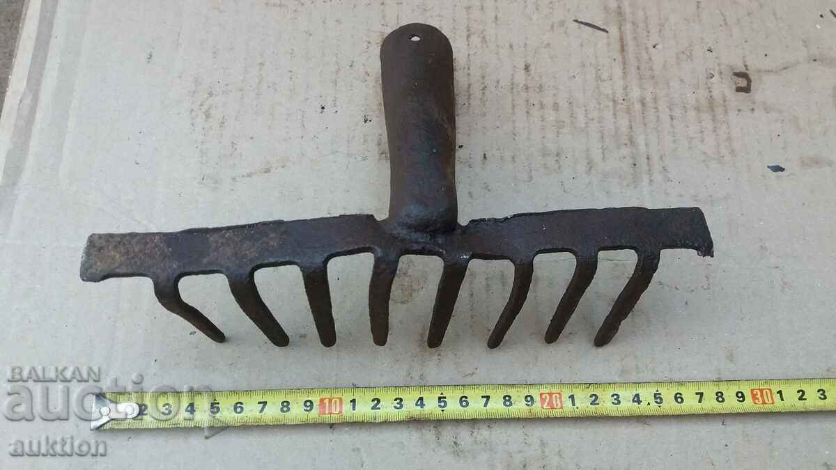 Auction OLD RIVETED SMALL RAKE - BLADE Auction OLD RIVETED SMALL RAKE - BLADE