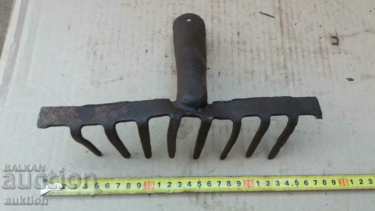 Delivery of OLD RIVETED SMALL RAKE - BLADE Delivery of OLD RIVETED SMALL RAKE - BLADE