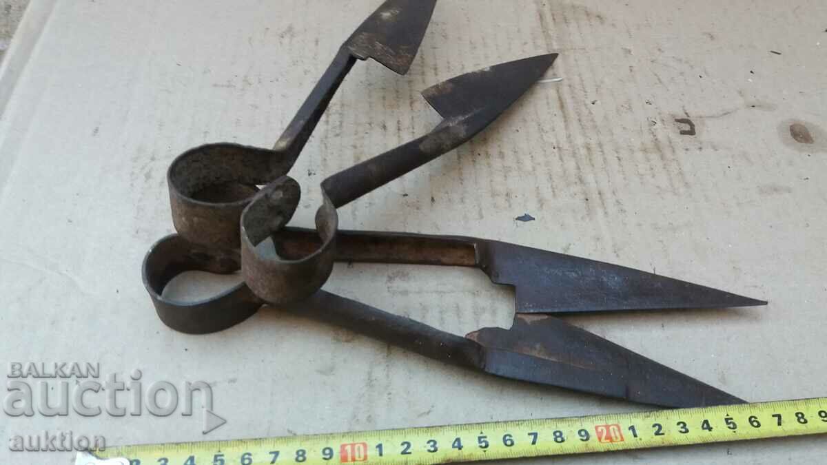 Delivery of SET OF TWO SHEEP SHEARS Delivery of SET OF TWO SHEEP SHEARS