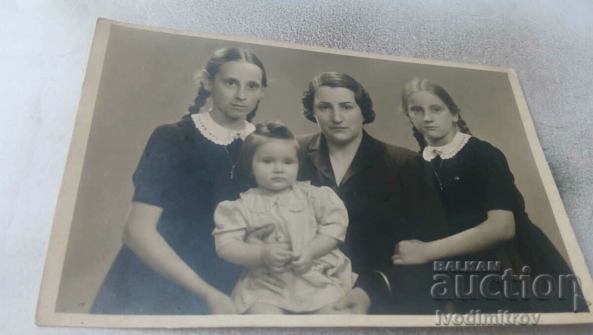 Снимка София Жена и три момичета 1942