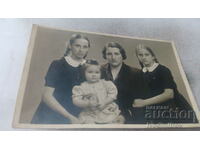 Снимка София Жена и три момичета 1942