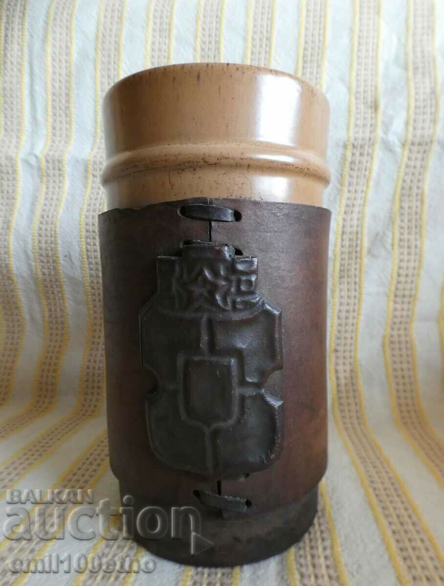 Κεραμική κούπα με δερμάτινο κάλυμμα και μεταλλικό οικόσημο της Σόφιας