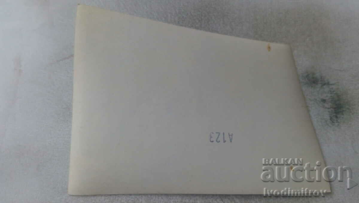 Φωτογραφία νεόνυμφων με τους φίλους τους με τιμή 0.75 BGN | € 0.38