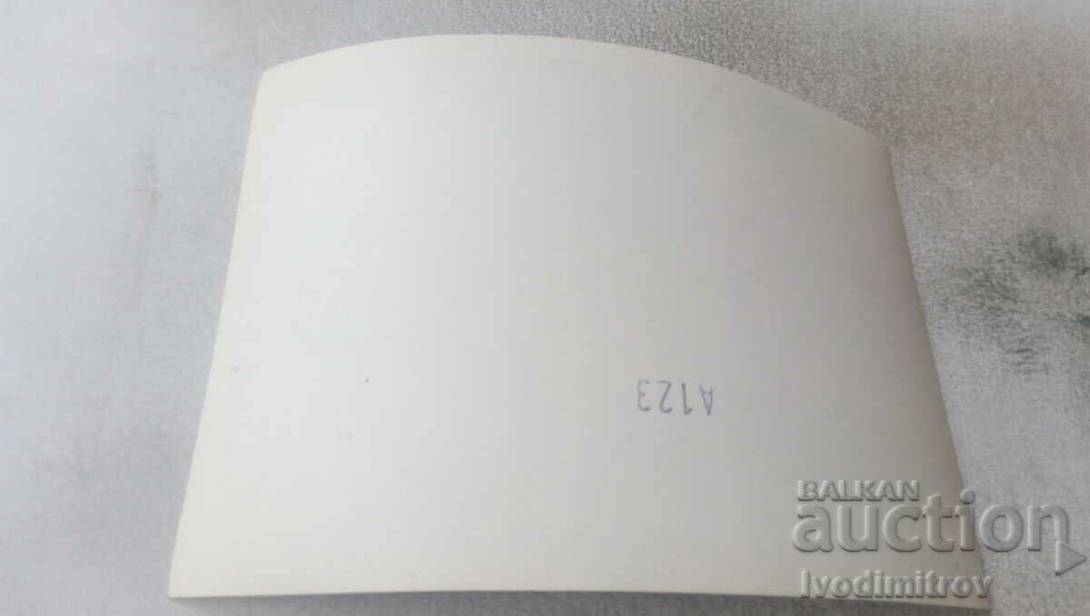 Φωτογραφία νεόνυμφων με τους φίλους τους με τιμή 0.75 BGN | € 0.38