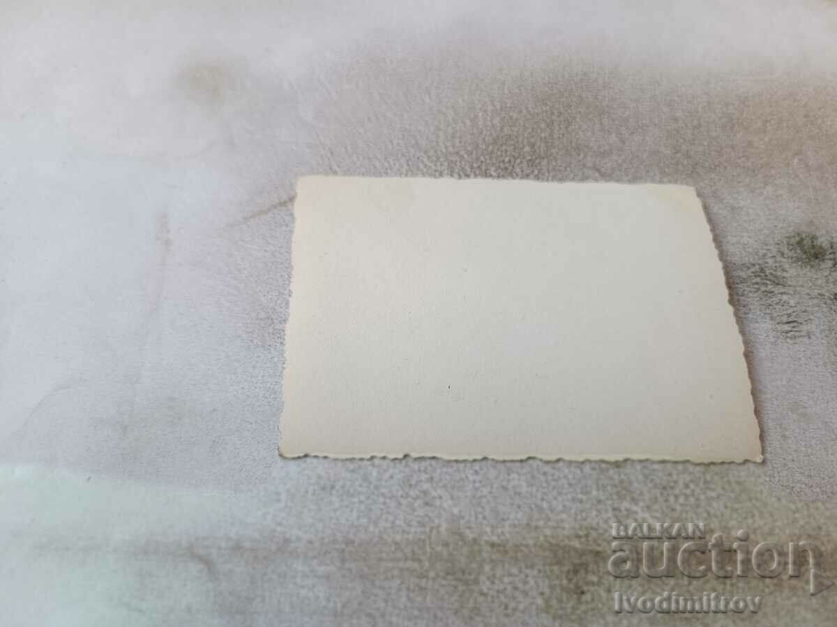 Φωτογραφία Voynitz να πλένει τα χέρια του και ένας άλλος να τον ποτίζει με τιμή 1.75 BGN | € 0.89 Φωτογραφία Voynitz να πλένει τα χέρια του και ένας άλλος να τον ποτίζει με τιμή 1.75 BGN | € 0.89