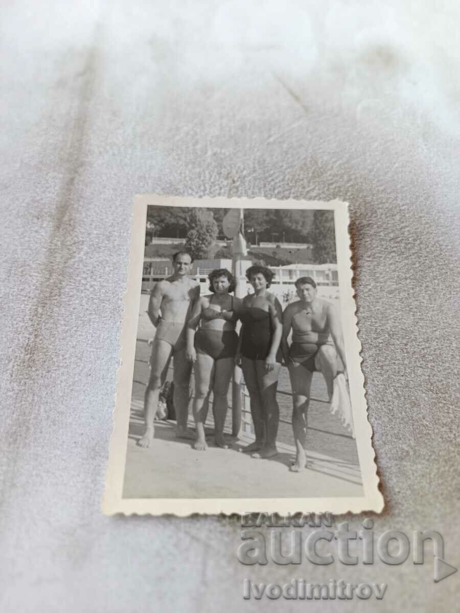 Dna Varna Doi bărbați și două femei în costume de baie la debarcader 1957