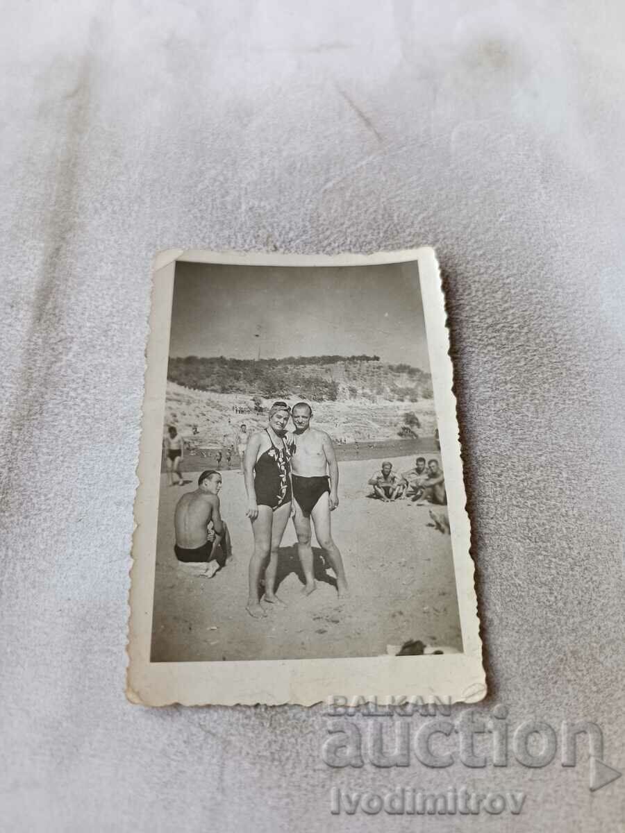 Photo Man and woman in vintage swimsuits on the beach