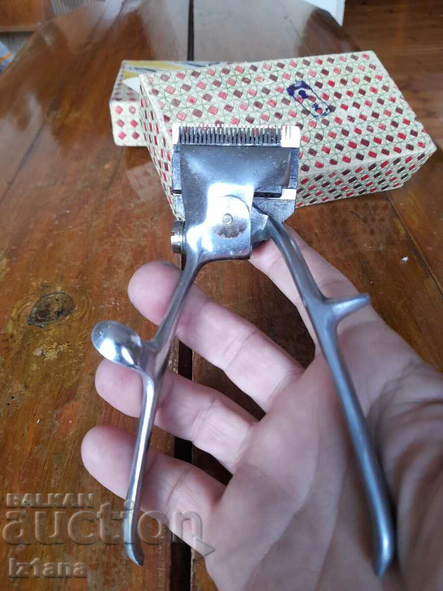 Delivery of An old trimmer Delivery of An old trimmer