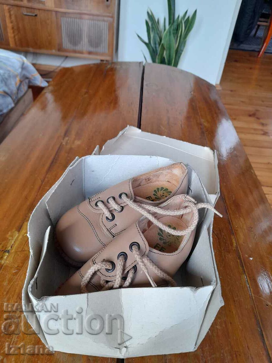 încălțămintea pentru copii bătrâni cu preț 30.00 BGN | € 15.34 încălțămintea pentru copii bătrâni cu preț 30.00 BGN | € 15.34