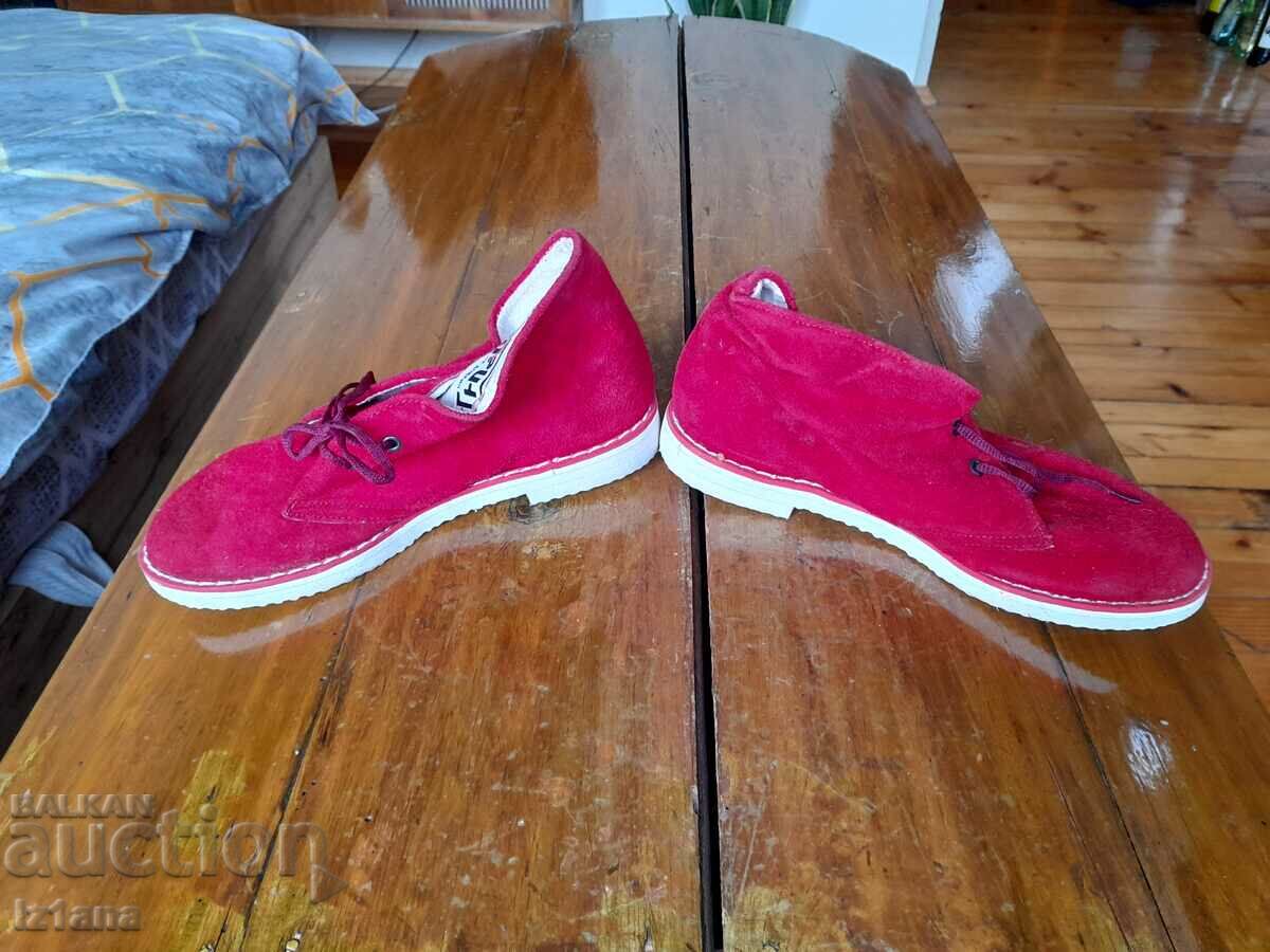 Pantofi vechi pentru tineret cu preț 35.00 BGN | € 17.90