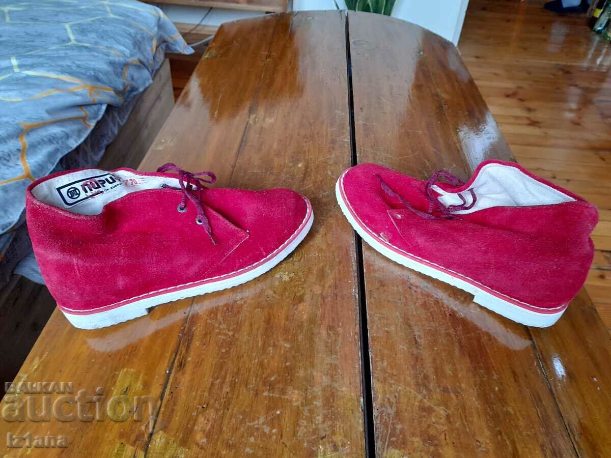 Licitație Pantofi vechi pentru tineret