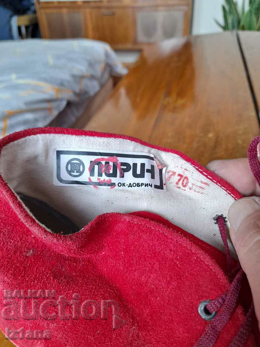 Livrarea Pantofi vechi pentru tineret