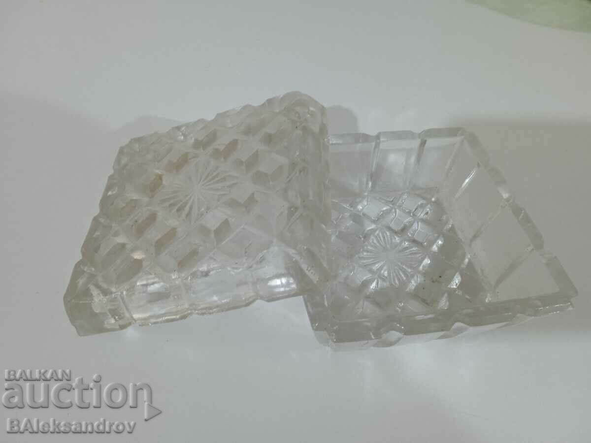 Όμορφη γυάλινη κοσμηματοθήκη Όμορφη γυάλινη κοσμηματοθήκη