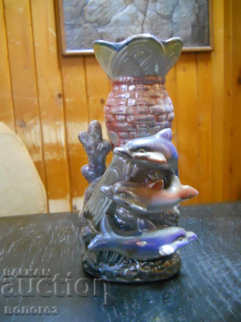 Керамична ваза с делфини