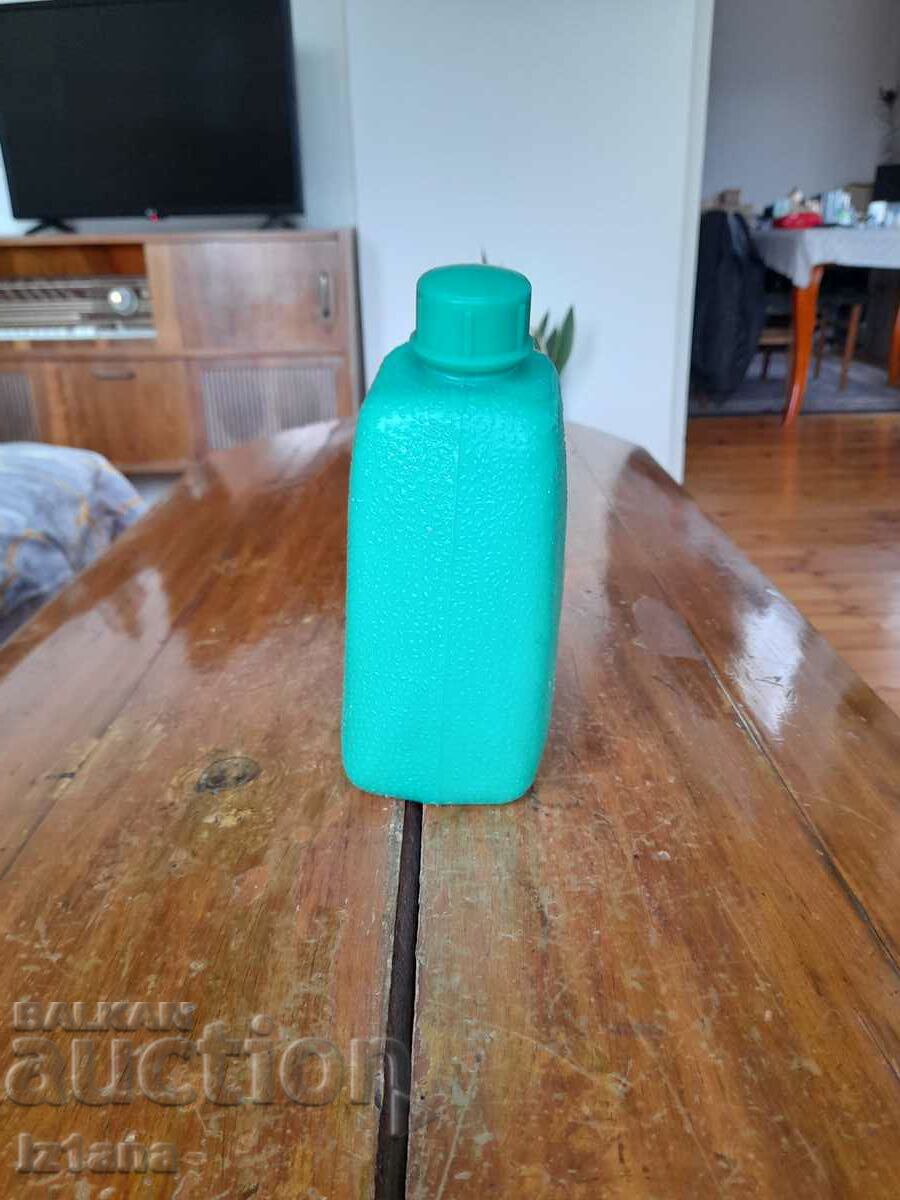 Tub de plastic vechi cu preț 10.00 BGN | € 5.11