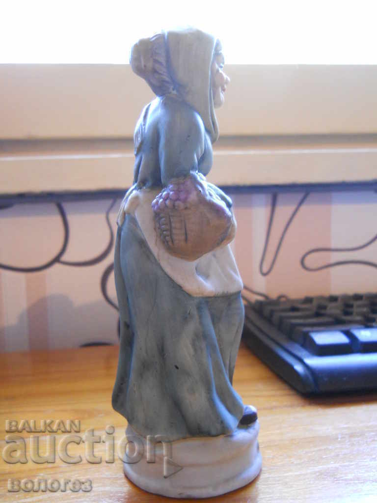 Πορσελάνινο ειδώλιο - καλόγρια (Αγγλία) με τιμή 15.00 BGN | € 7.67