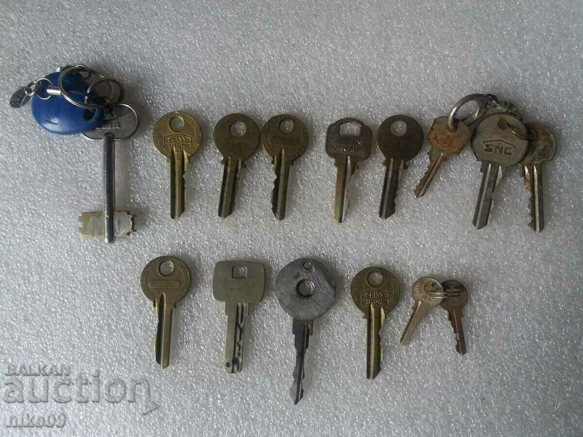 Лот от 16 броя стари ключове