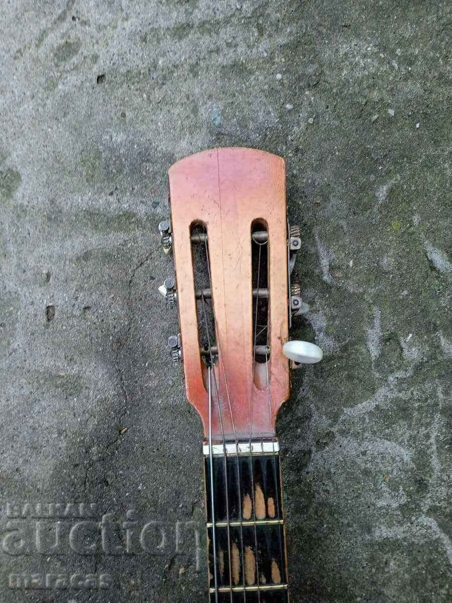 O chitara veche cu preț € 15.00 | 29.34 BGN