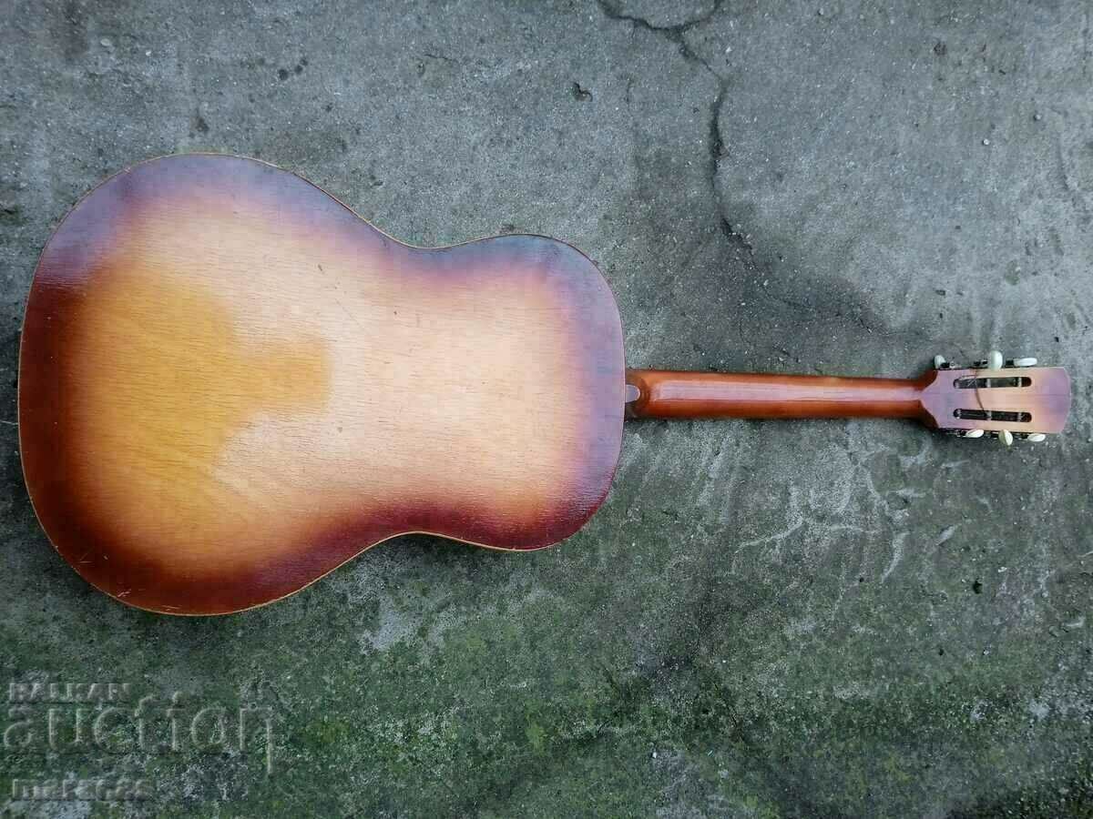 Licitație O chitara veche