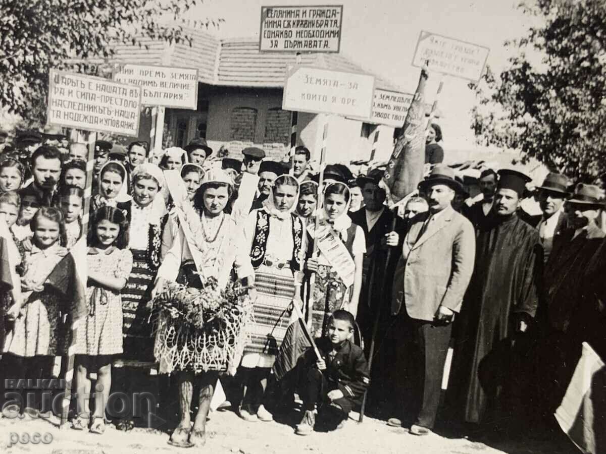 Priests Farmers village of Resen 1942 old photo with price 30.00 BGN | € 15.34 Priests Farmers village of Resen 1942 old photo with price 30.00 BGN | € 15.34