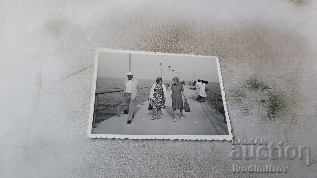 Снимка Варна Мъж и две жени на пристана 1975